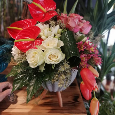 Kırmızı Antoryum Çiçekleri, Renkli Güller Ve Lalelerden Oluşan Özel Aranjman