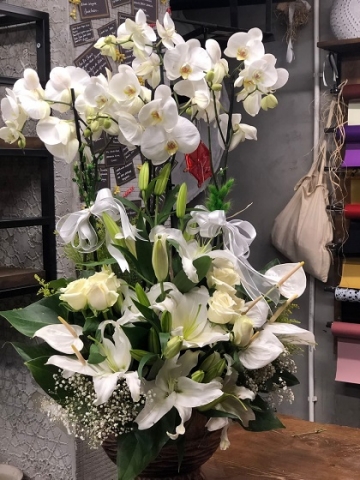 Beyaz Güller Ve Beyaz Lilyumlardan Oluşan Aranjmanlı 4 Dallı Orkide